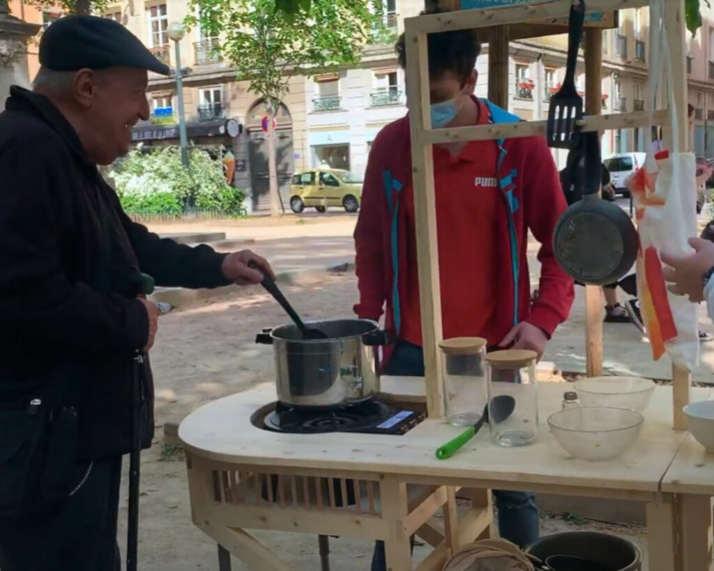 Cuisiner ensemble, sur le plateau de la Duchère.